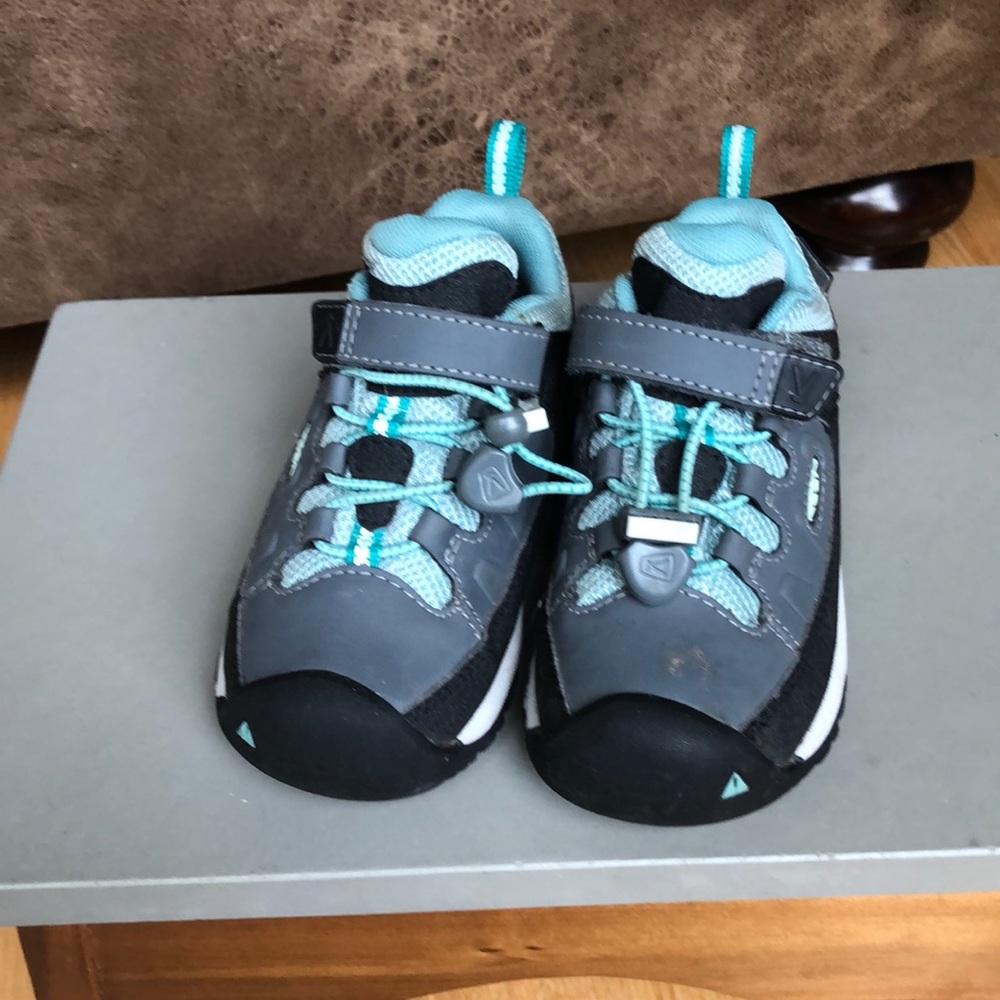 Keen hiking shoe for kids, blue detail, size 9